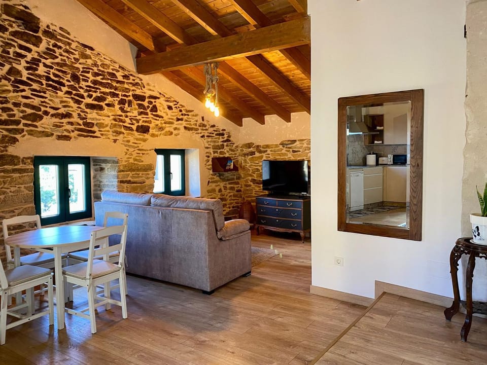 TV and multimedia, Kitchen or kitchenette, Living room, Seating area, Dining area