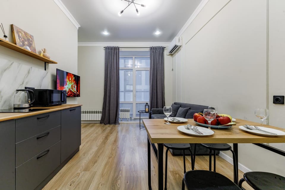 View (from property/room), Kitchen or kitchenette, Dining area, Garden view, Street view