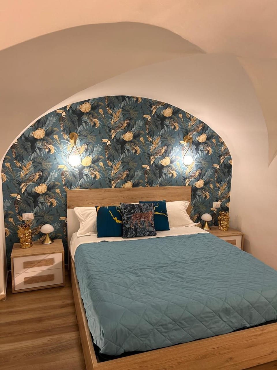 Bed, Photo of the whole room, Bedroom