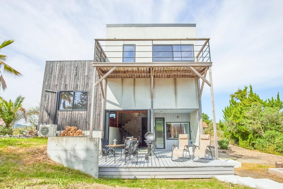 Property building, Patio, Day, Garden, Balcony/Terrace, Balcony/Terrace, Garden view