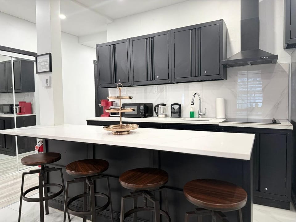 Coffee/tea facilities, Kitchen or kitchenette, Seating area, Dining area, microwave, toaster