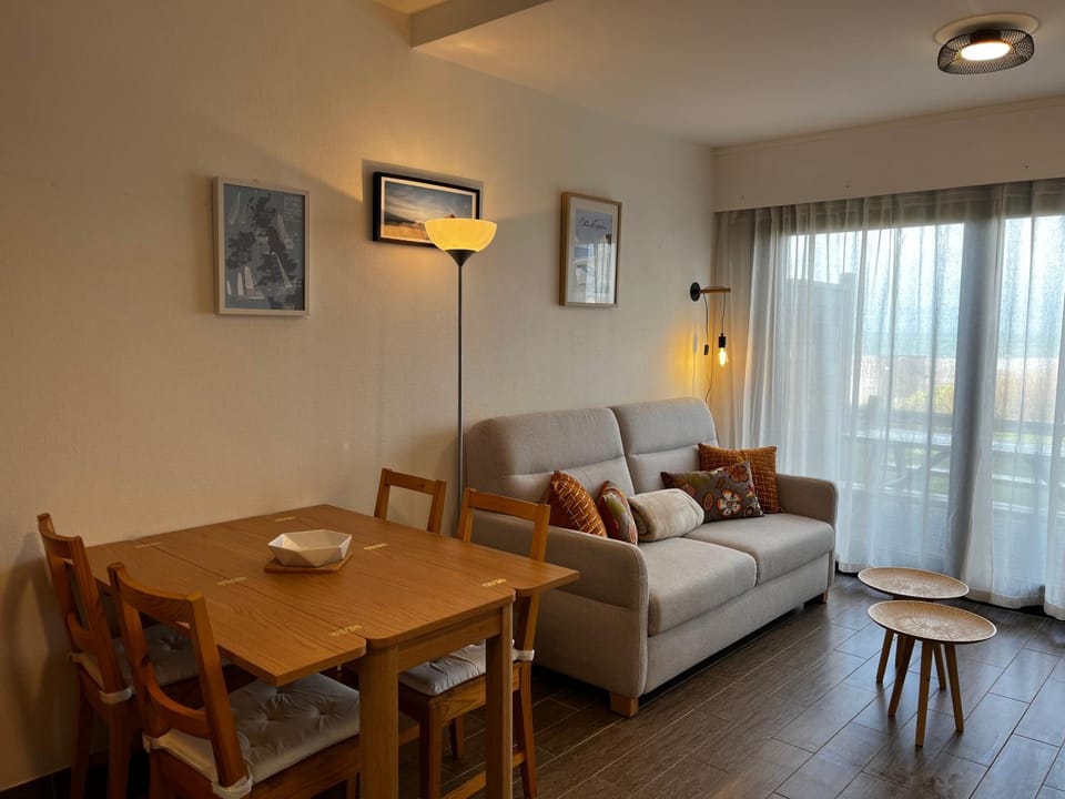 Bed, Living room, Seating area, Dining area