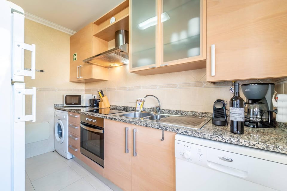 Coffee/tea facilities, Kitchen or kitchenette, dishwasher, oven, stove, toaster, washing machine