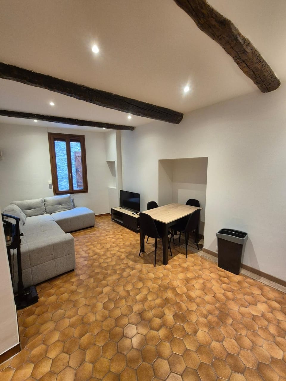 Appartement chaleureux au charme ancien au calme Apartment in French Riviera