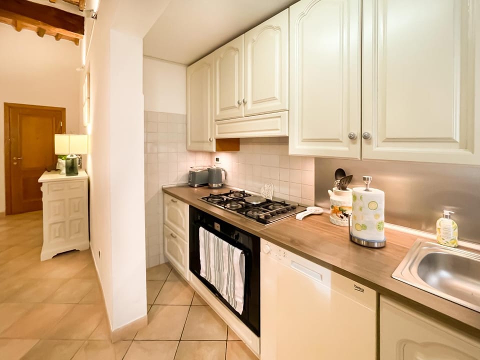 Coffee/tea facilities, Kitchen or kitchenette, dishwasher, oven, stove, toaster