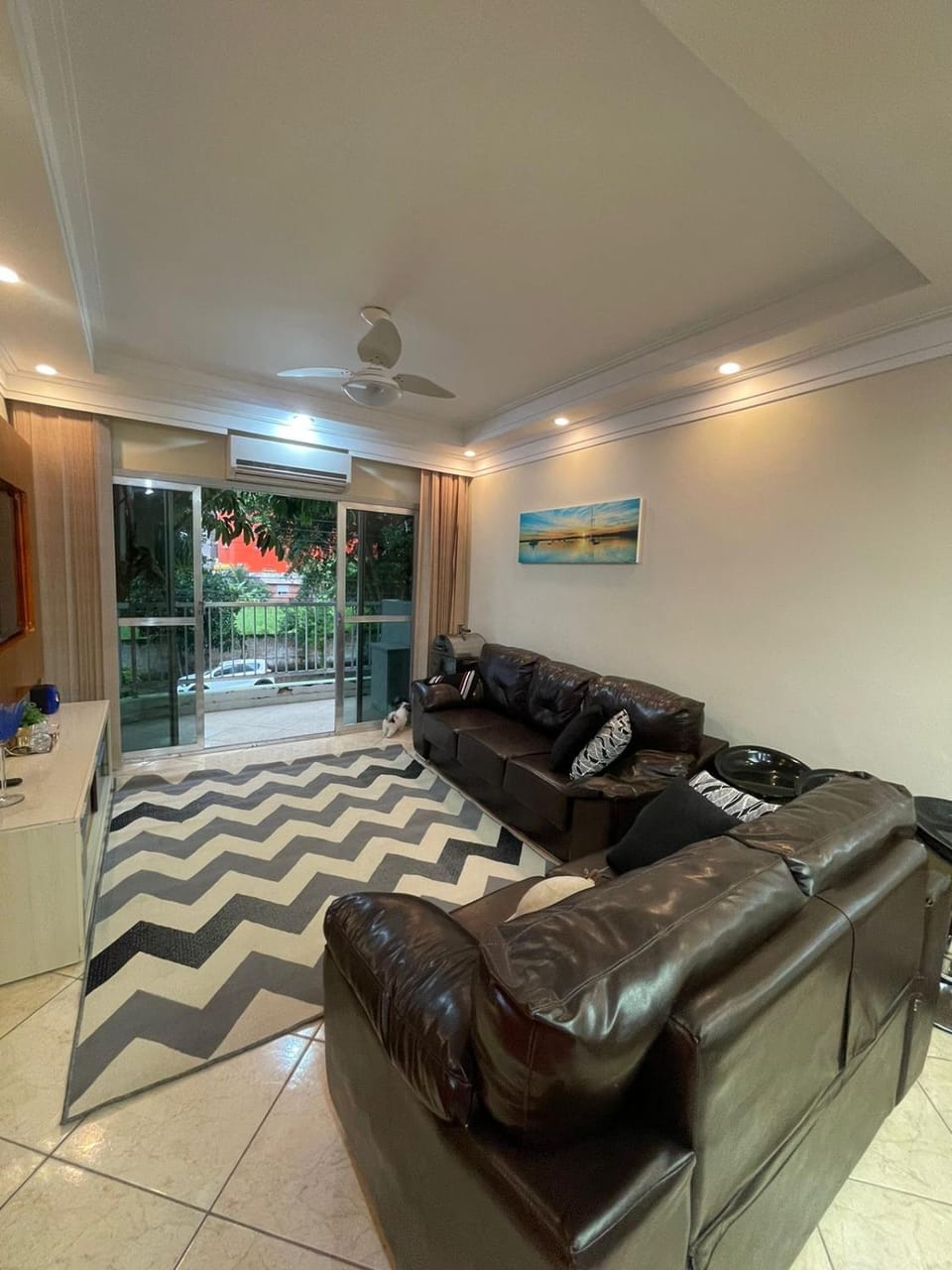 Apto Guaruja Enseada 3 minutos da praia Apartment in State of São Paulo