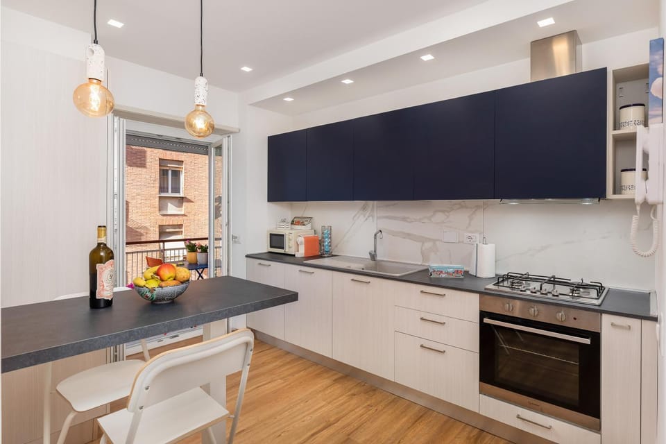 Coffee/tea facilities, Kitchen or kitchenette, Dining area, dishwasher, oven, stove, toaster