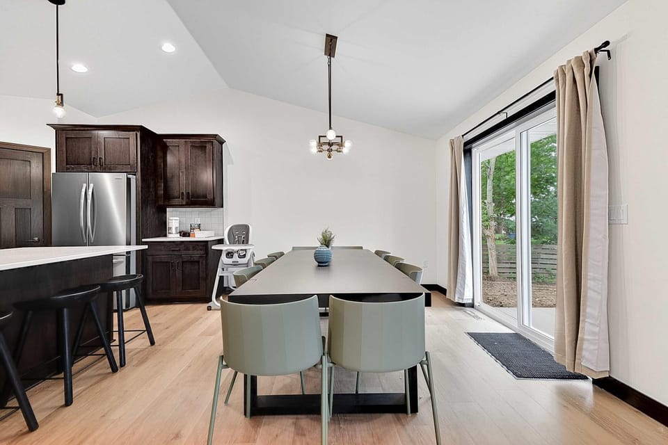Brand New Sleeps 12 5BR 3BA 3 Doors to Lambeau House in Ashwaubenon