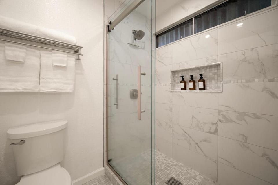 Modern studio, AC, king bed, private lanai Apartment in Princeville