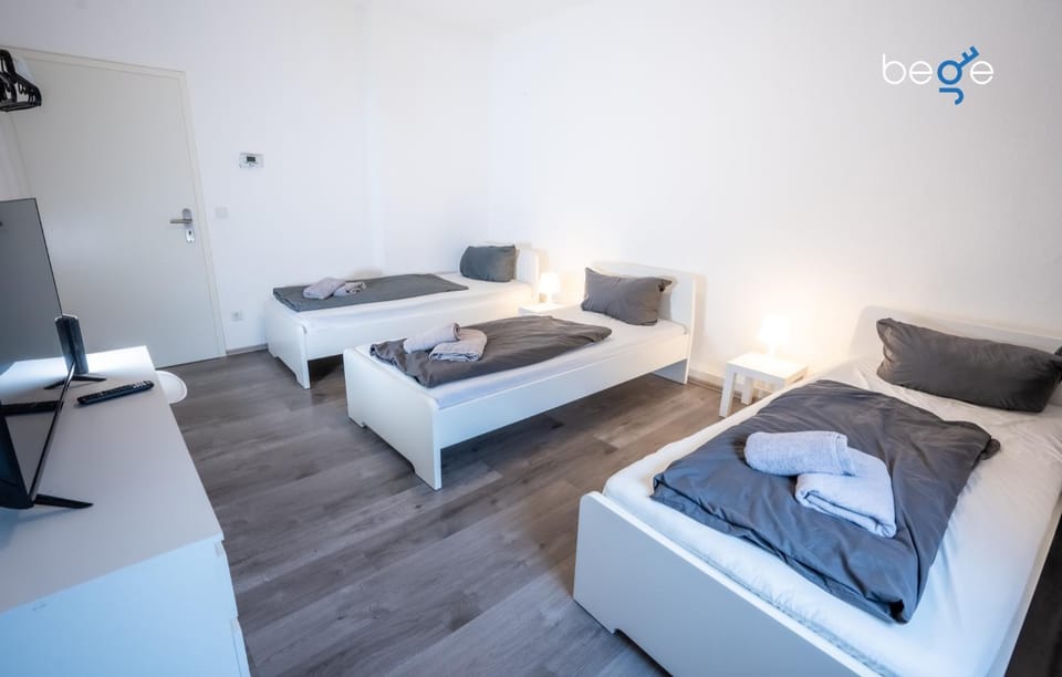 Bed, TV and multimedia, Photo of the whole room, Seating area, Bedroom, towels, wardrobe