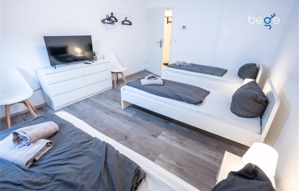 Bed, TV and multimedia, Photo of the whole room, Bedroom, towels