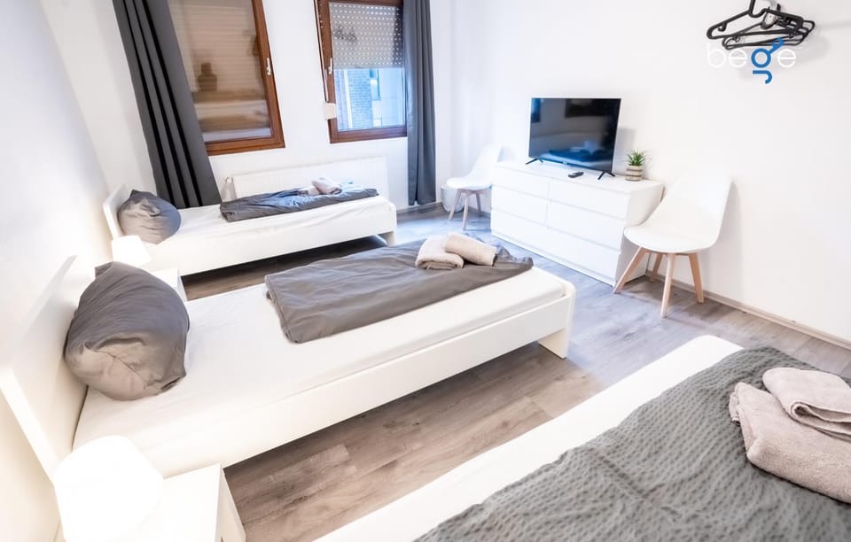 Bed, TV and multimedia, Photo of the whole room, Seating area, Evening entertainment, Bedroom, towels