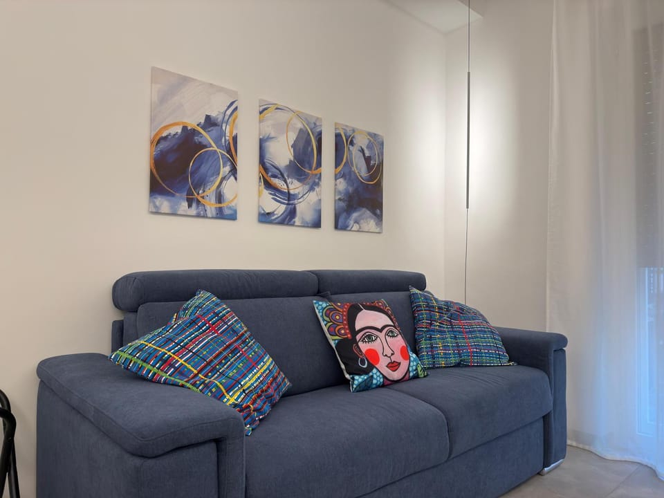 Bed, Dining area, Bedroom
