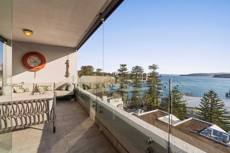 Harbourside apartment with Breathtaking Views Apartment in Manly