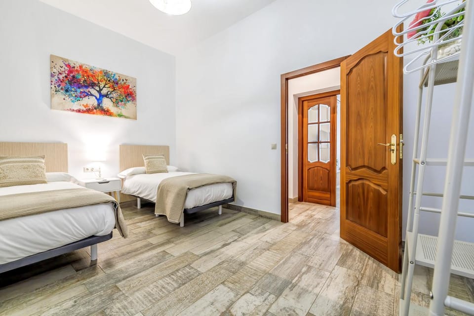 Bed, Photo of the whole room, Bedroom, heating, wardrobe, air conditioner