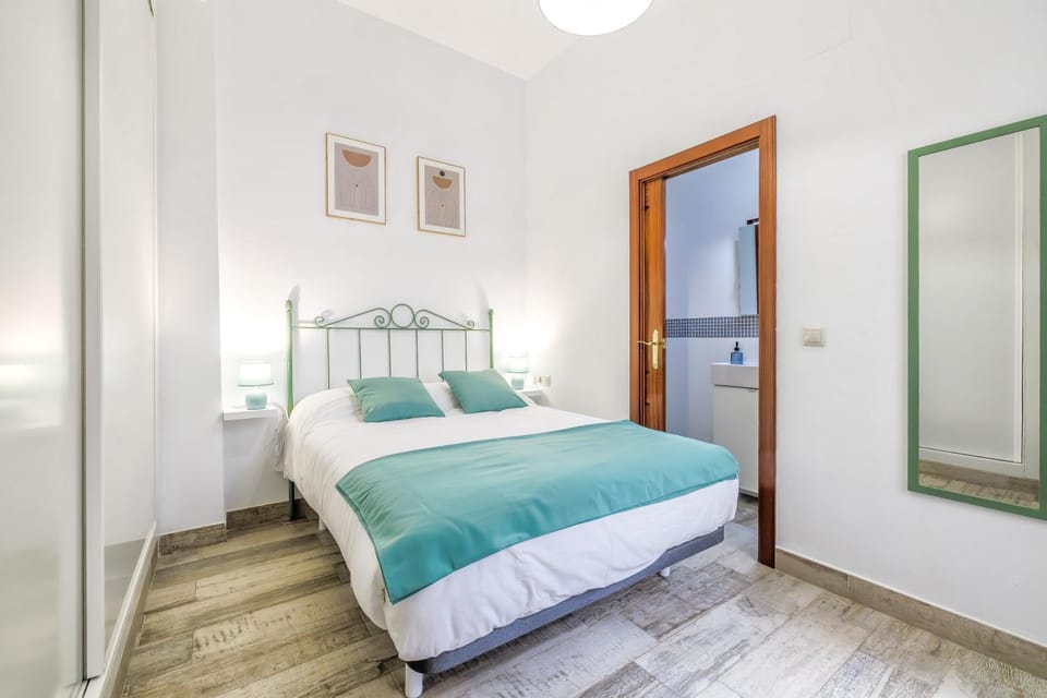 Bed, Photo of the whole room, Bedroom, heating, wardrobe, air conditioner