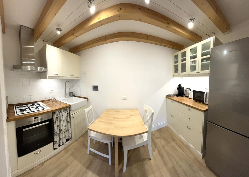 Coffee/tea facilities, Dining area, stove, toaster