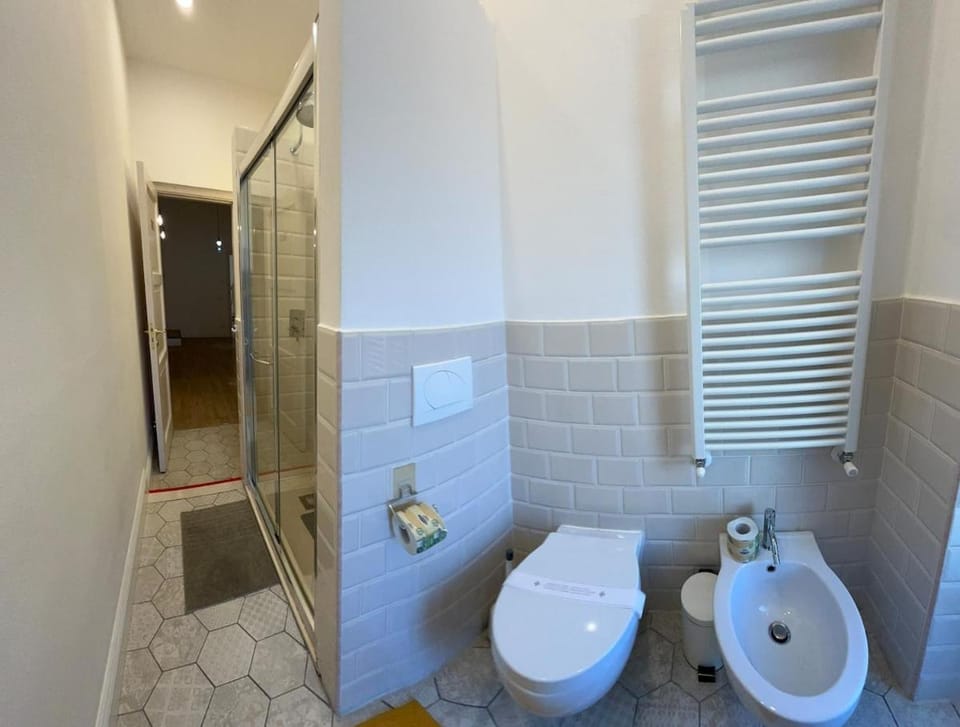 Toilet, bidet