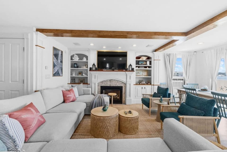 Luxury Waterfront Home Perfect for Family House in Swansea