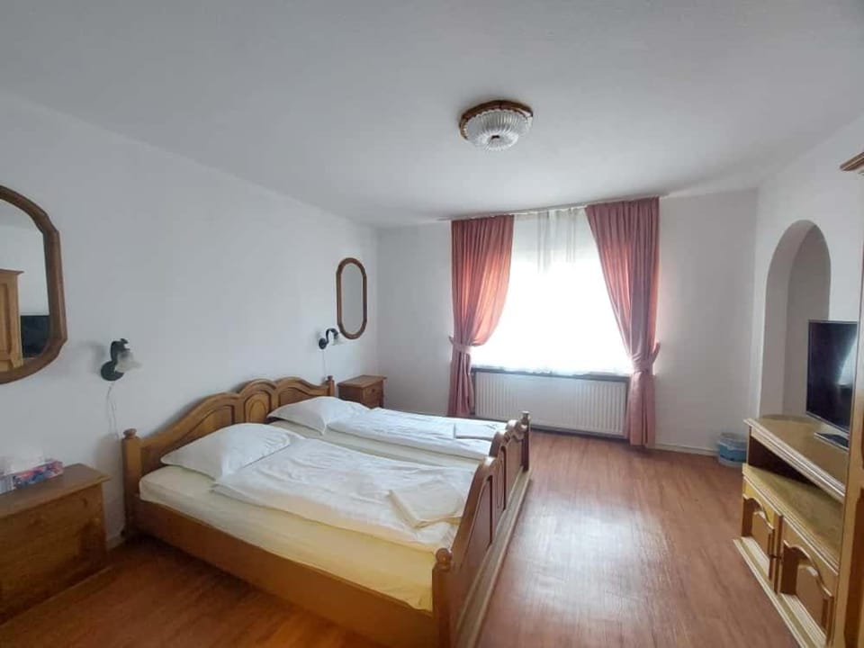 Bed, TV and multimedia, Photo of the whole room, Bedroom