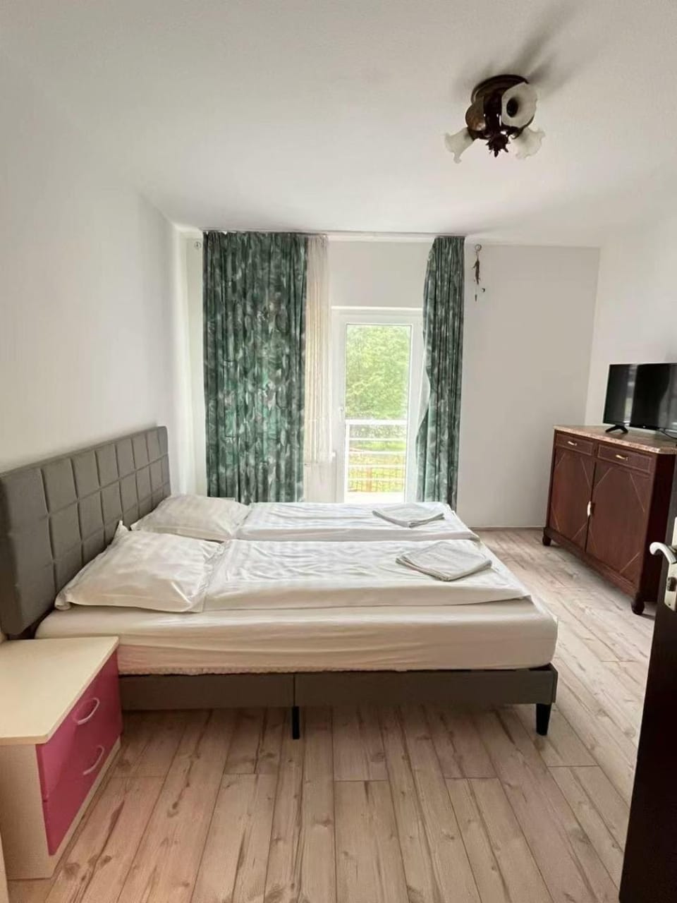 Day, Bedroom