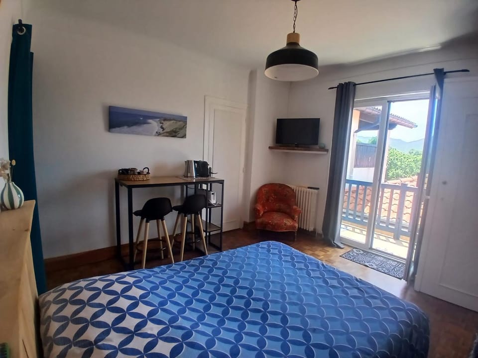 Chambre avec accès indépendant - WC et salle de bain privés, parking gratuit - vue montagne Vacation rental in Ciboure