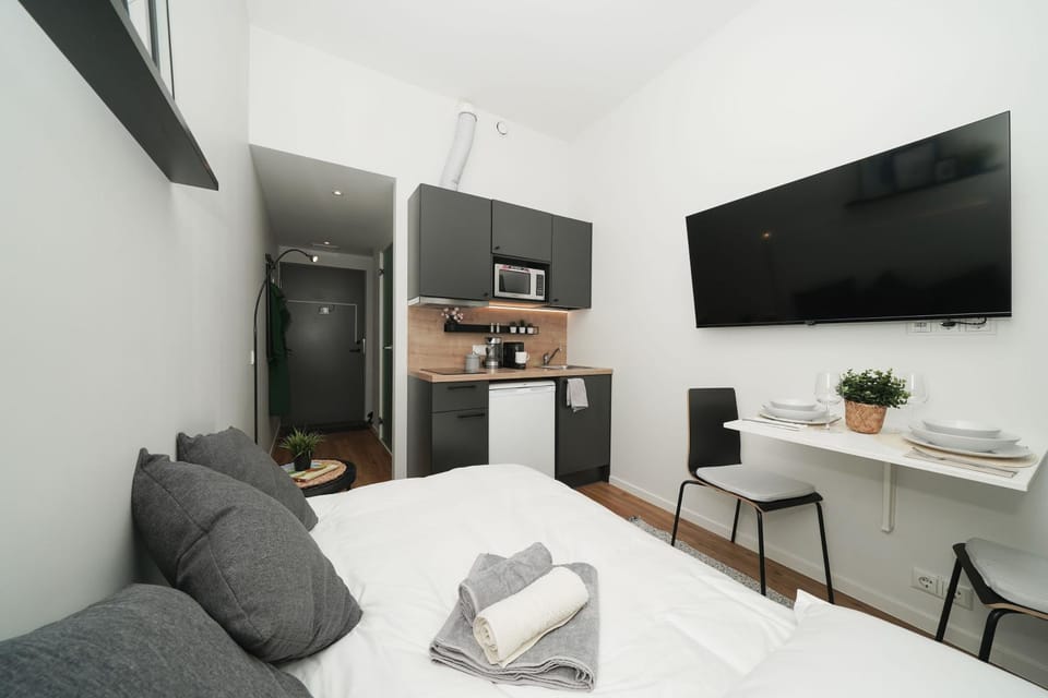 Bed, TV and multimedia, Kitchen or kitchenette, Living room, Photo of the whole room, Seating area, Dining area, Bedroom, minibar