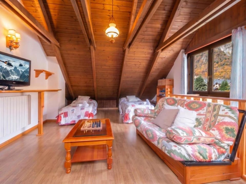 Casa Escarrilla,10 personas, Vistas&Patio, Game Room House in Aragon