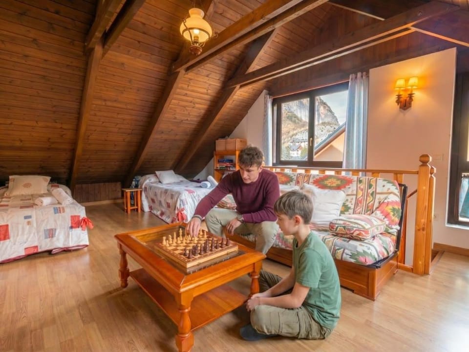 Casa Escarrilla,10 personas, Vistas&Patio, Game Room House in Aragon