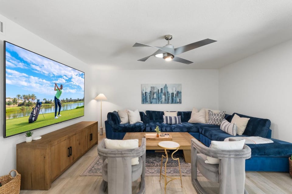 Minutes from Shopping, Dining & Golf, Hot Tub House in Phoenix