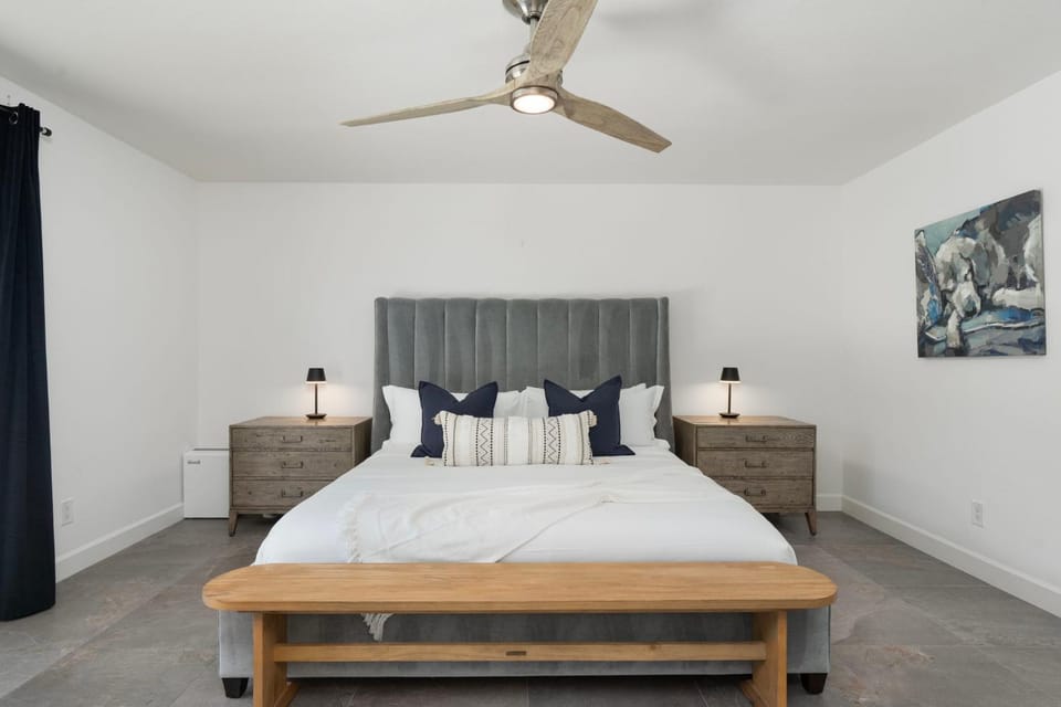 Minutes from Shopping, Dining & Golf, Hot Tub House in Phoenix