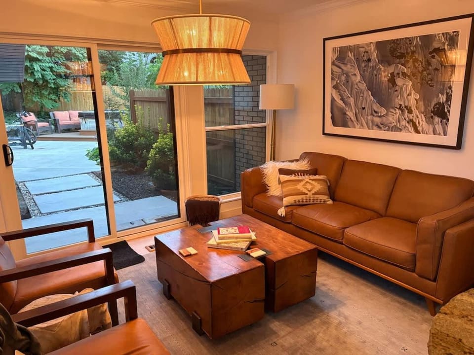 Cottonwood Canyons Basecamp - Ski, Bike, Sauna & Hot Tub Retreat House in Cottonwood Heights