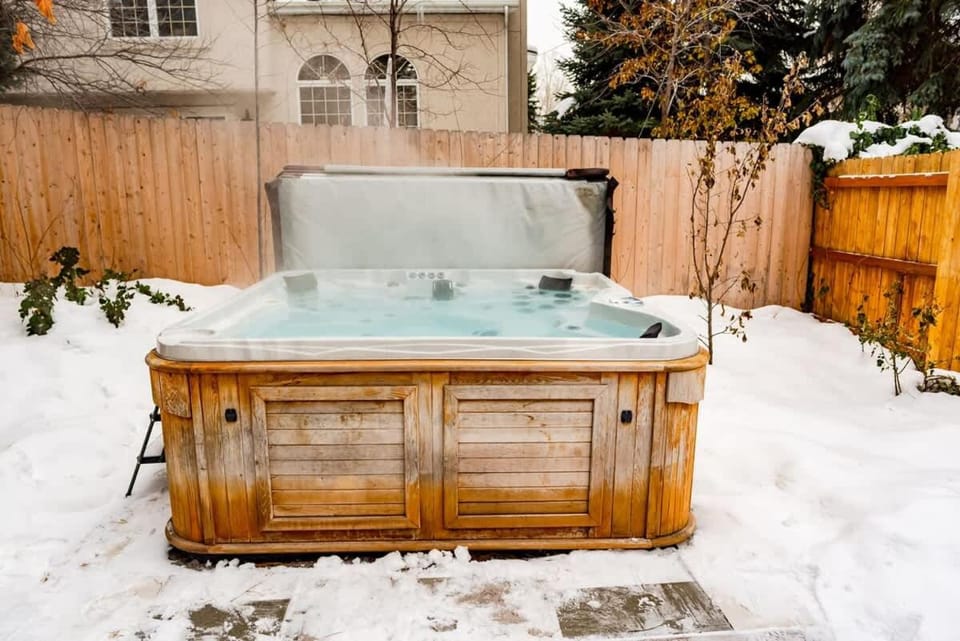 Cottonwood Canyons Basecamp - Ski, Bike, Sauna & Hot Tub Retreat House in Cottonwood Heights