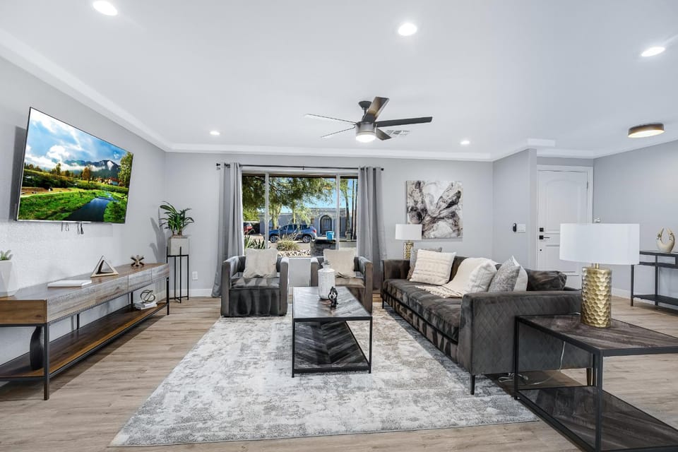 Minutes from Shopping, Dining & Golf House in Phoenix