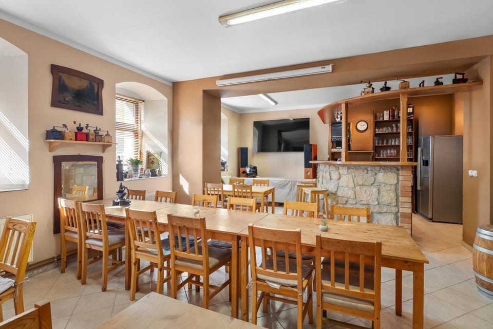Seating area, Dining area