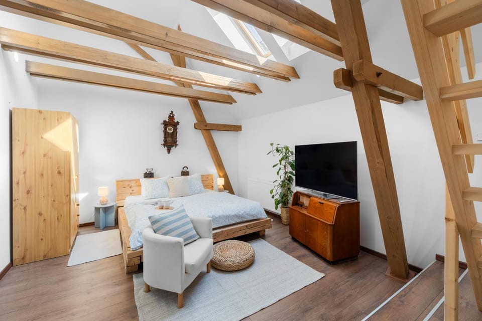 Photo of the whole room, Bedroom