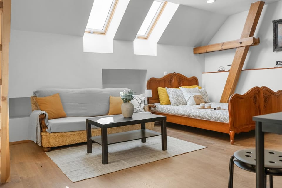 Bed, Living room