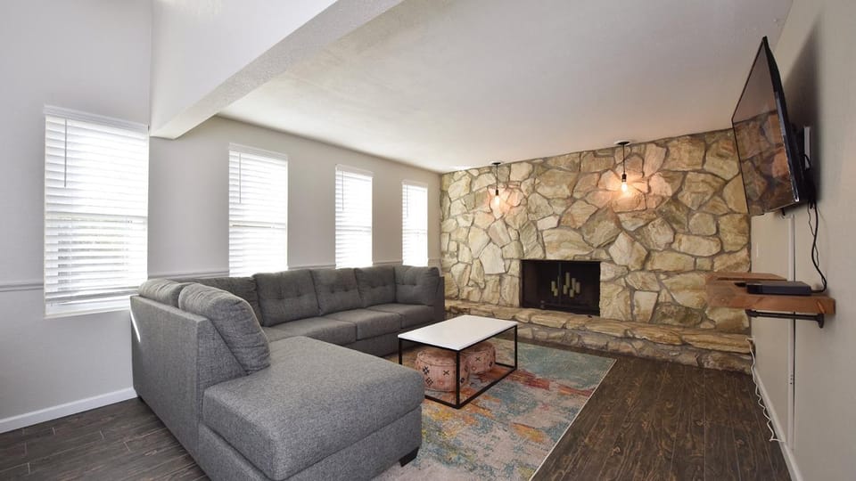 Desert Escape l 2 Masters l Heated Pool House in Mesa