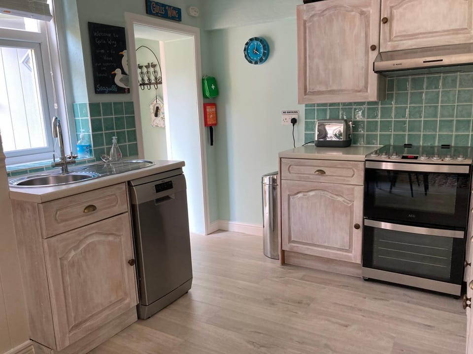 Coffee/tea facilities, Kitchen or kitchenette, dishwasher, oven, pet friendly, stove, toaster