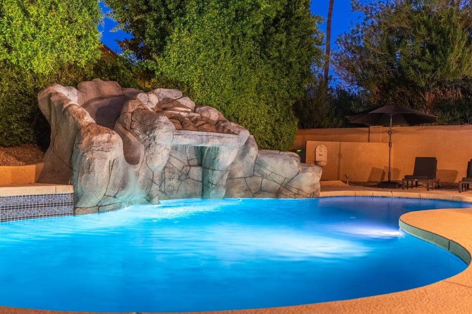 Sunset Paradise l Waterslide l Heated Pool l Hot Tub l Putting Green House in Scottsdale