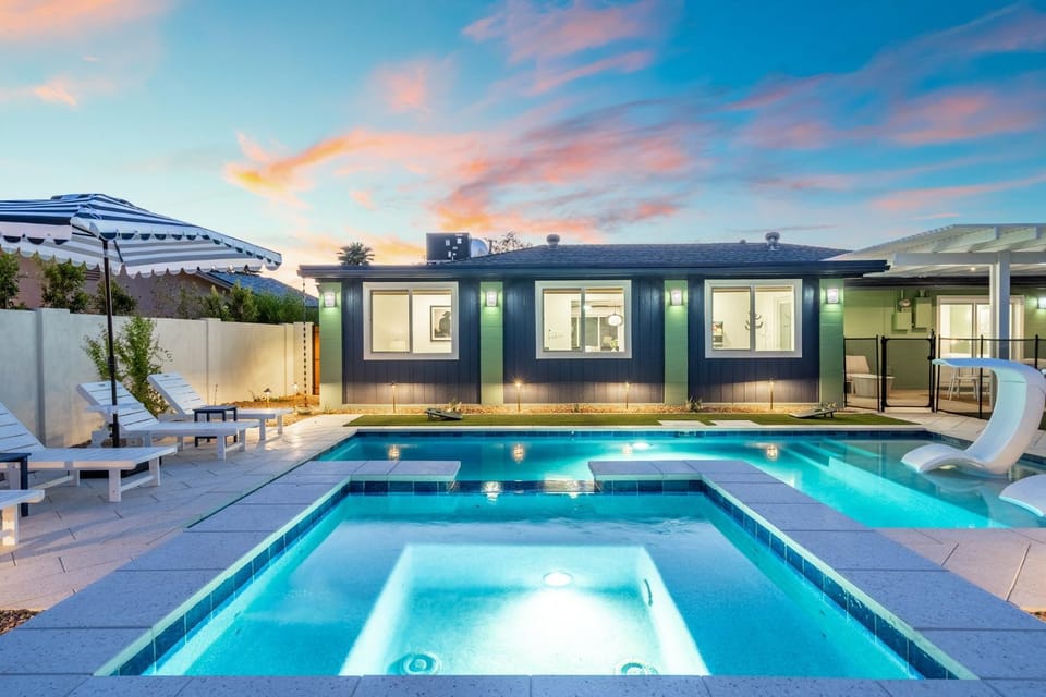 NEW 5 min to Old Town, Pool & Spa, 2 King Suites House in Scottsdale