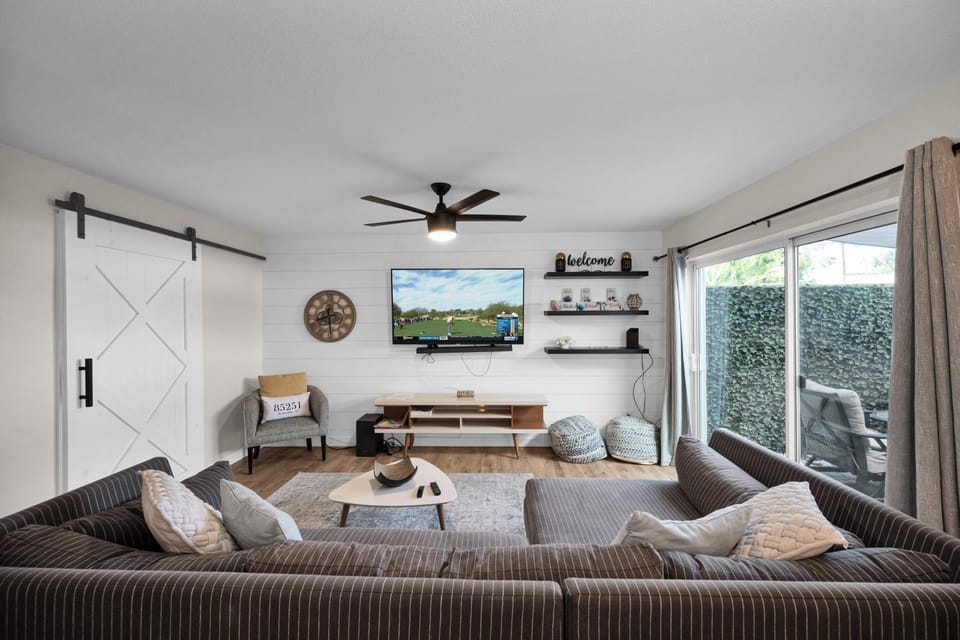 The Cozy Cactus l 5 min to Old Town l Pool l Hot Tub House in Scottsdale