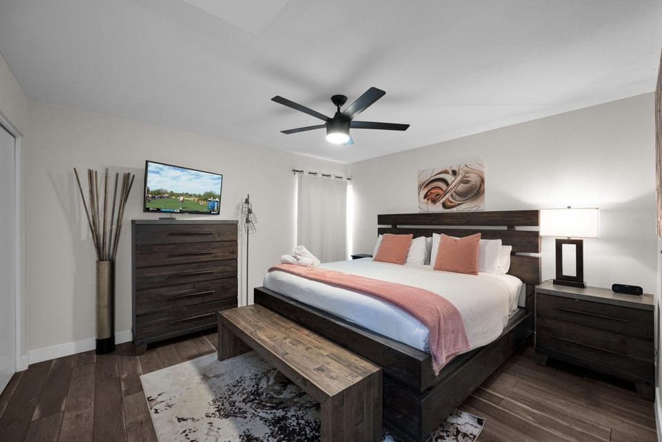The Cozy Cactus l 5 min to Old Town l Pool l Hot Tub House in Scottsdale