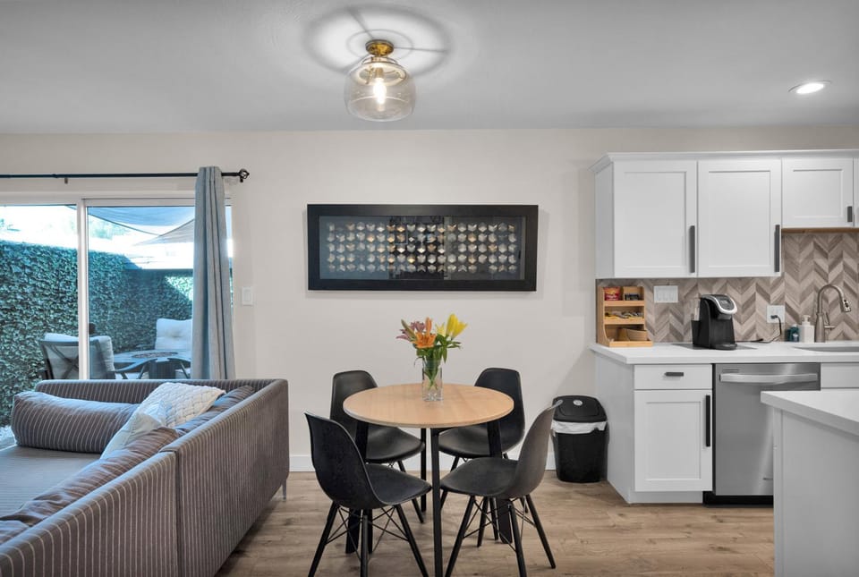The Cozy Cactus l 5 min to Old Town l Pool l Hot Tub House in Scottsdale
