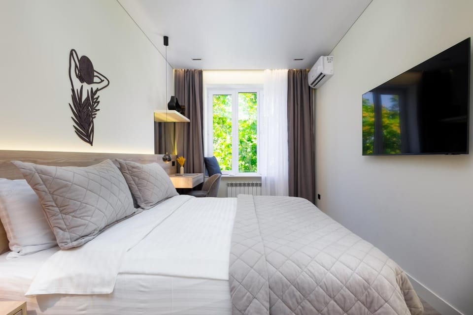 Bed, TV and multimedia, Bedroom