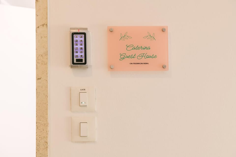 Coffee/tea facilities, Text overlay
