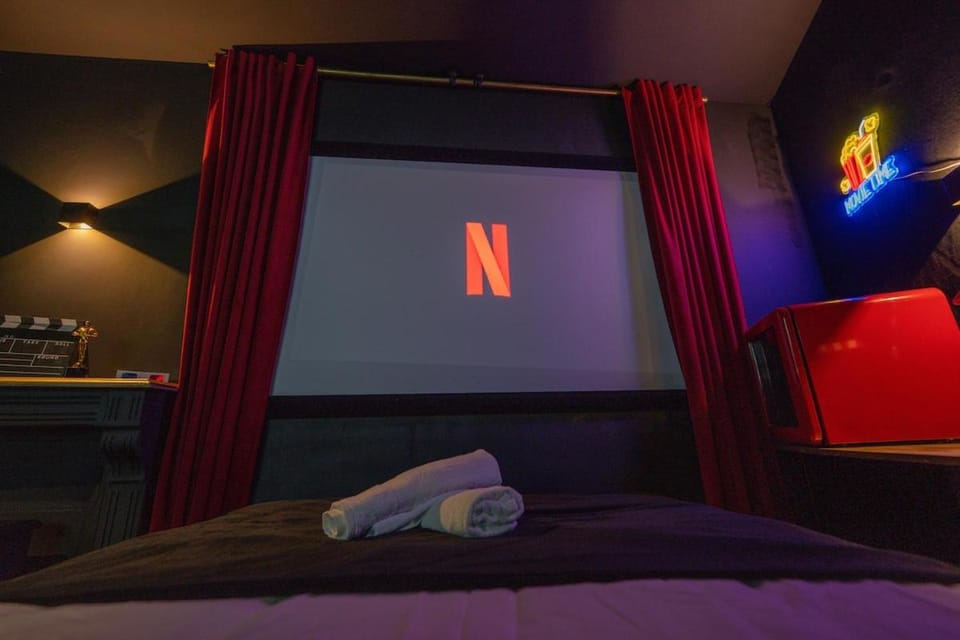 Bed, Night, TV and multimedia, Photo of the whole room, Decorative detail, Bedroom, furniture, towels