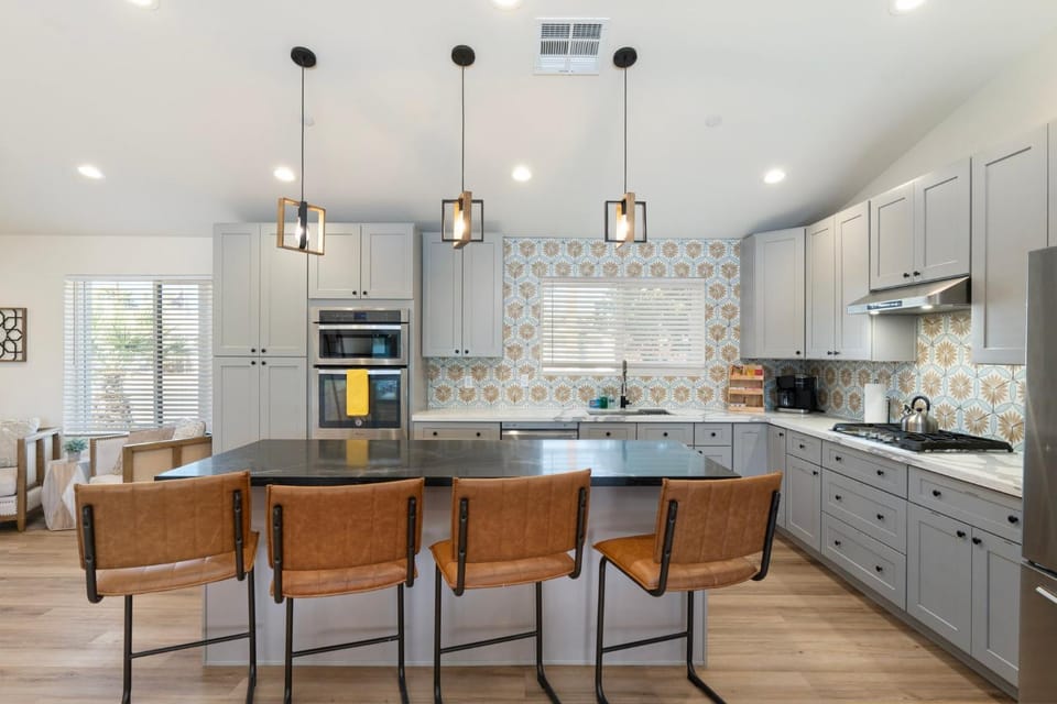 5 min to Old Town, Pool, Putting Green, BBQ House in Scottsdale
