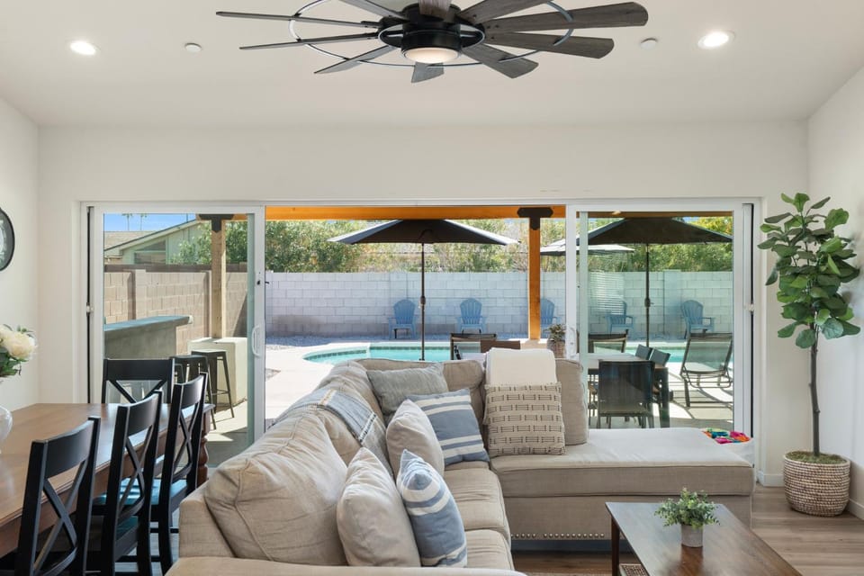 5 min to Old Town, Pool, Putting Green, BBQ House in Scottsdale