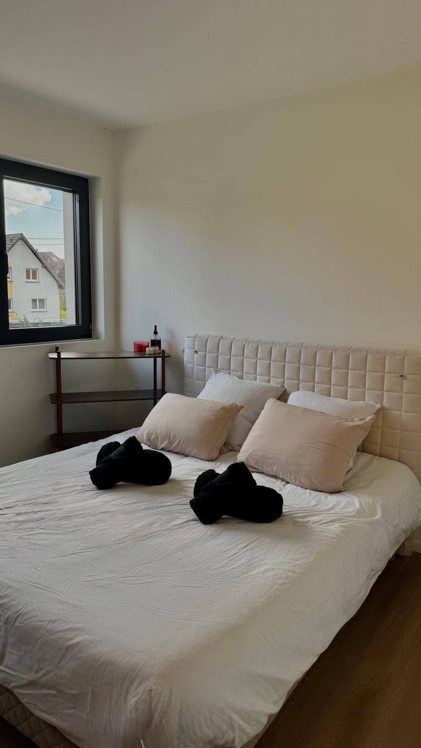 Bed, Bedroom, towels